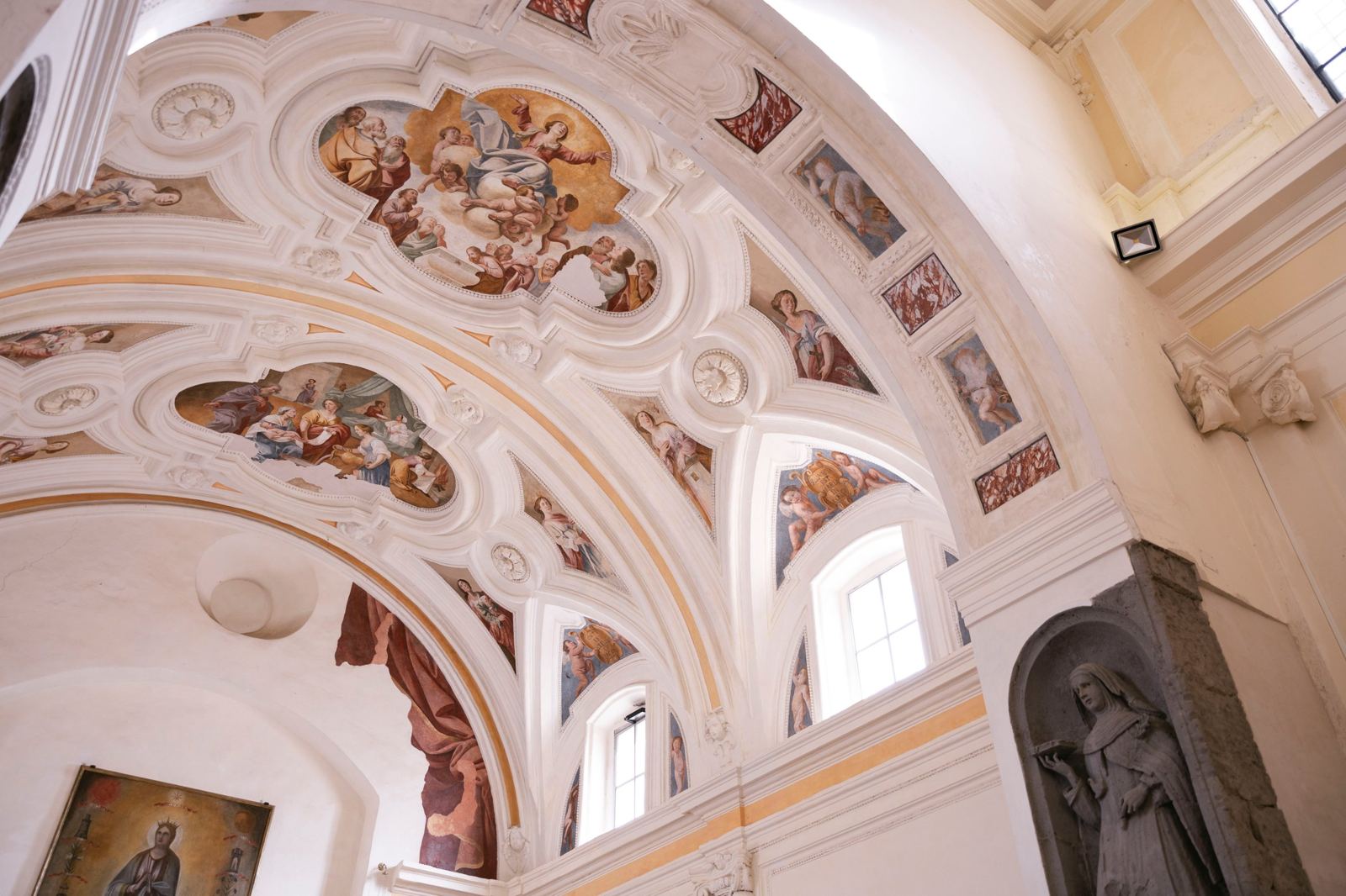 Gli affreschi e gli stucchi della volta della chiesa