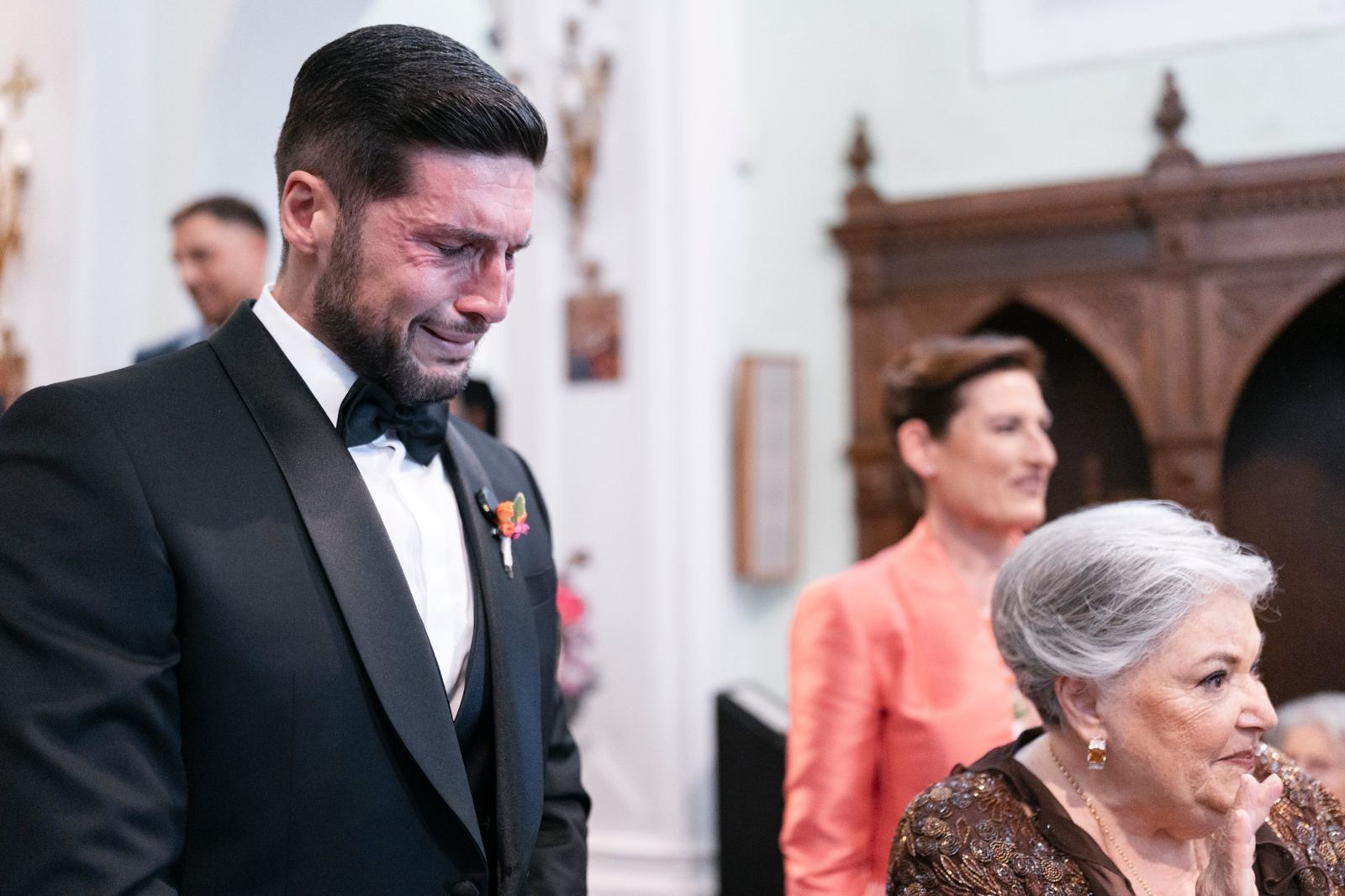 Lo sposo in lacrime mentre aspetta la sposa all'altare