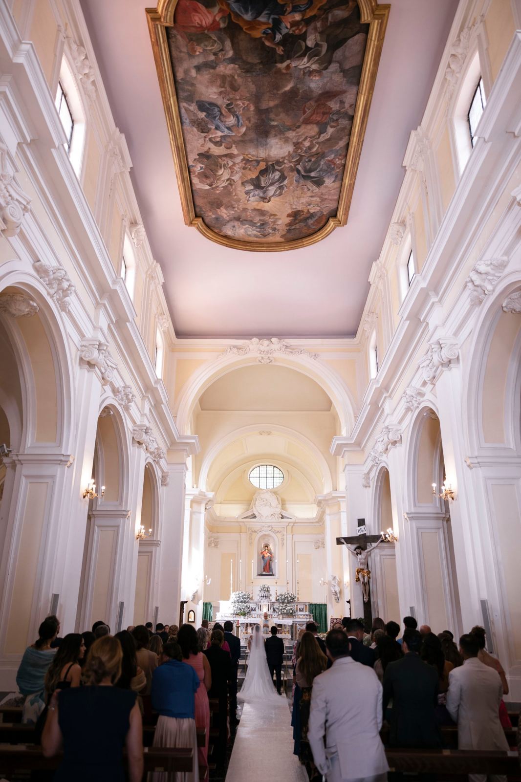 La navata con gli sposi all'altare sotto il soffitto affrescato