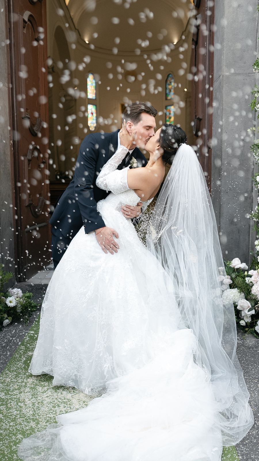 Il bacio degli sposi all'uscita dalla chiesa, sotto il lancio del riso