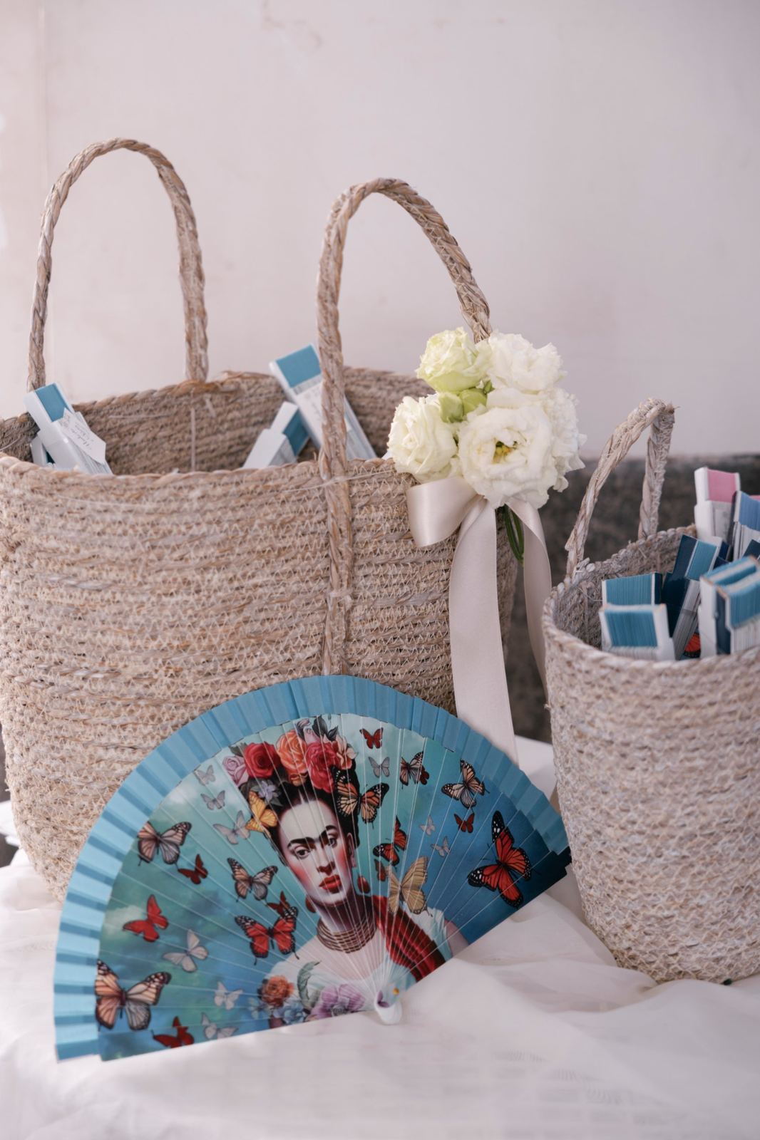 I ventagli per gli invitati nei cesti di paglia