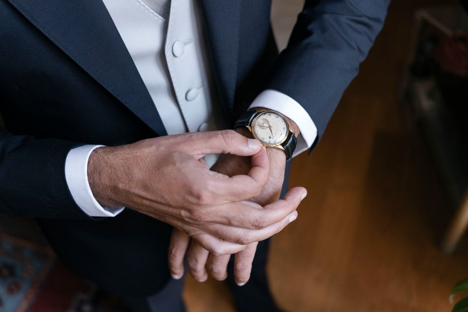 Lo sposo sistema l'orologio d'epoca al polso