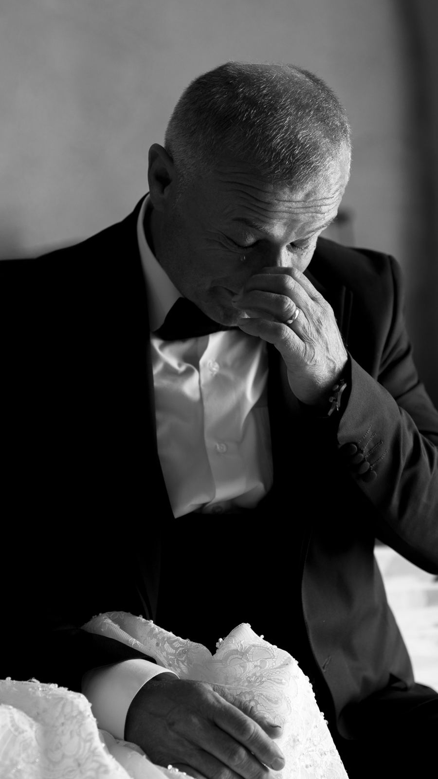 Il padre della sposa si commuove