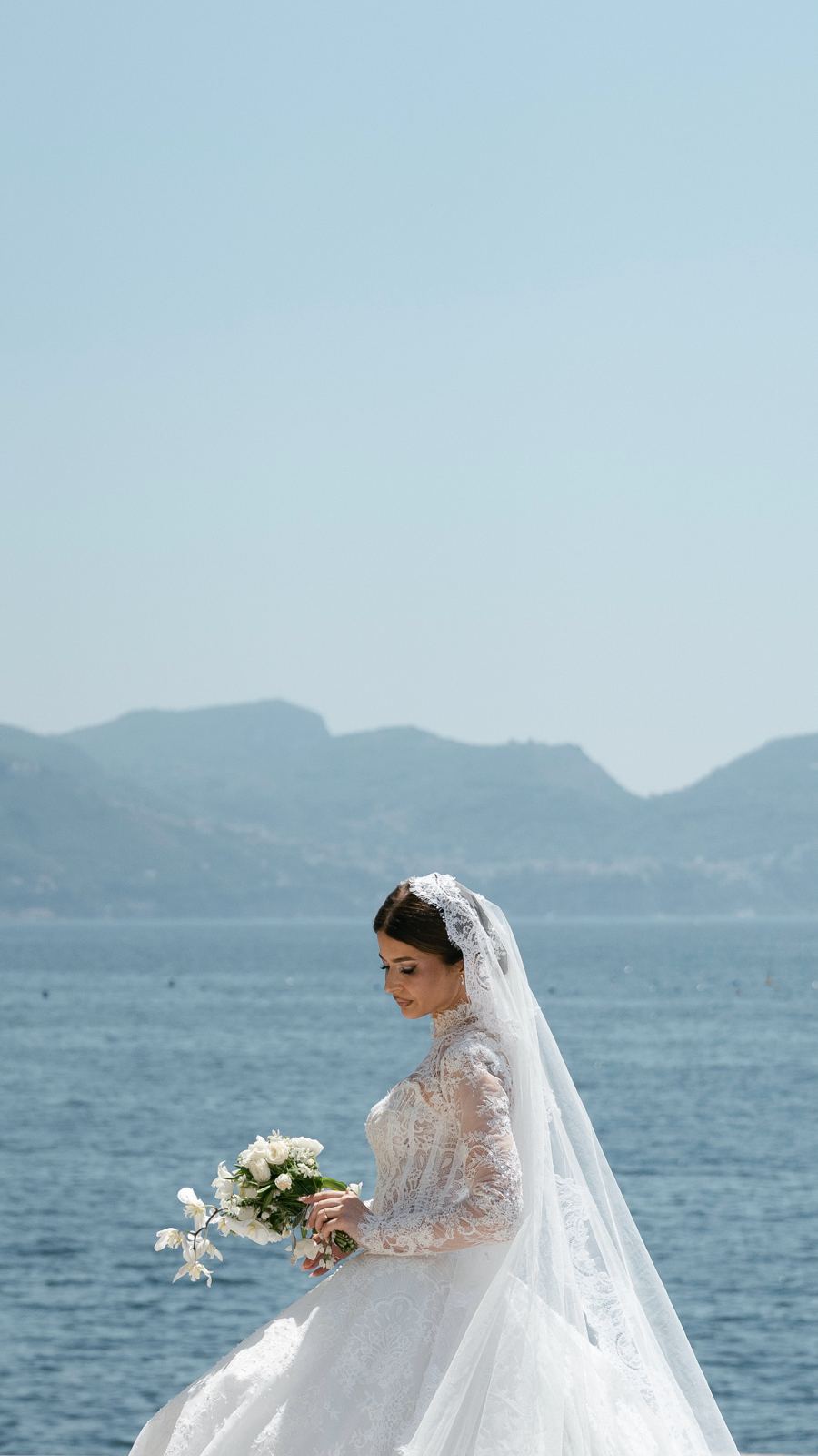 La sposa con velo e bouquet davanti alla Costiera