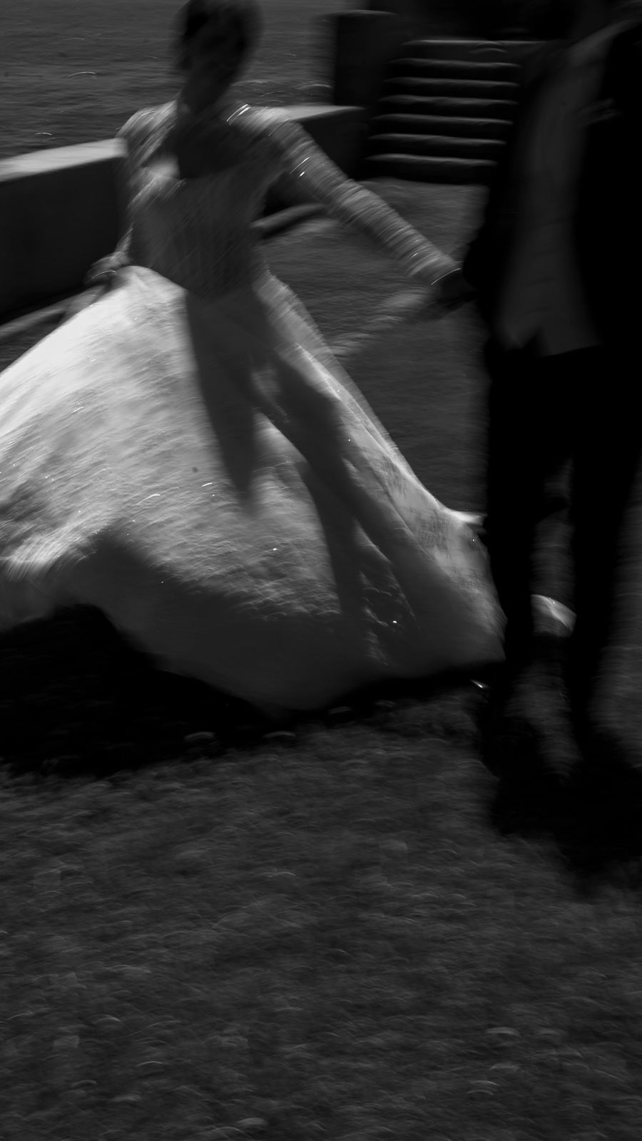 La sposa gira su se stessa, in un bianco e nero mosso