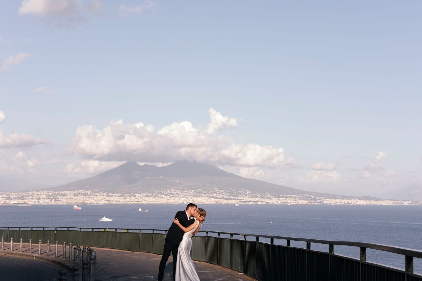 Il bacio degli sposi sul belvedere, con il Vesuvio e il golfo alle spalle